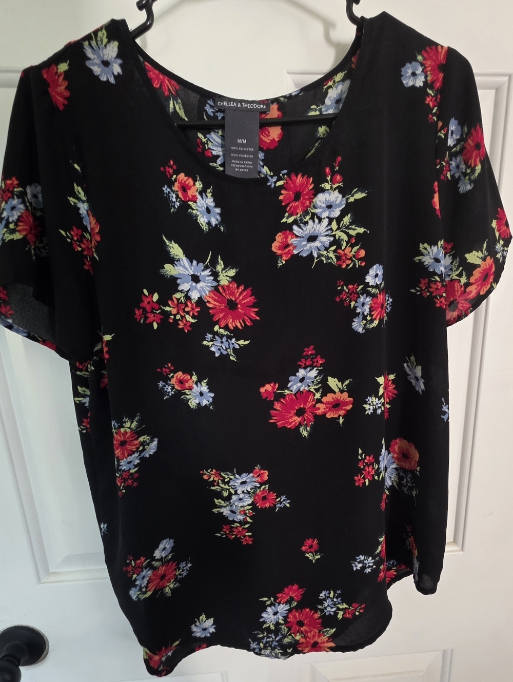 Chelsea & Theodore Black Floral Short-Sleeve Women's Top